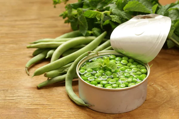 Frische grüne Erbsen auf einem Holztisch, Bio-Lebensmittel — Stockfoto