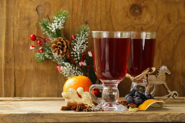 Winter-Glühwein mit Zimt und Anis trinken — Stockfoto