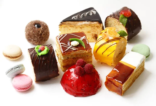 Çeşitli mini kek tatlı tatlı, çikolata ve meyve