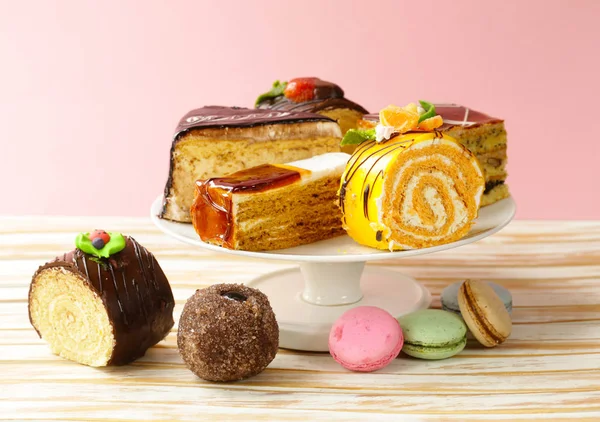 Ассорти мини-торты сладкий десерт, шоколад и фрукты — стоковое фото
