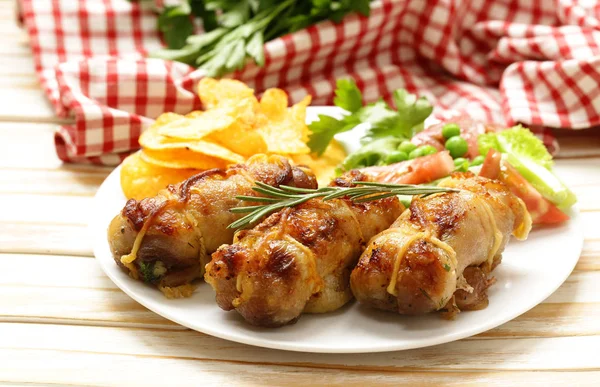 Rollos asados de filete de pollo con hierbas —  Fotos de Stock