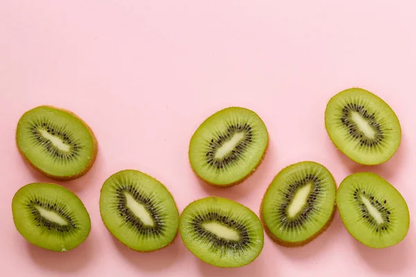 Bio-Kiwi in Scheiben geschnitten — Stockfoto