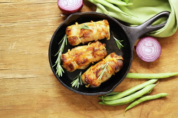 Kızartma tavuk fileto otlar ile rulo