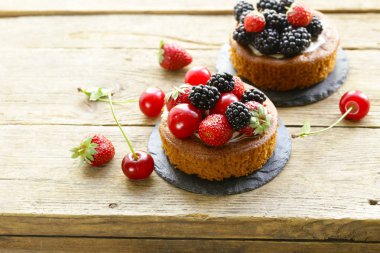 Taze çilek ile çikolata tartlets