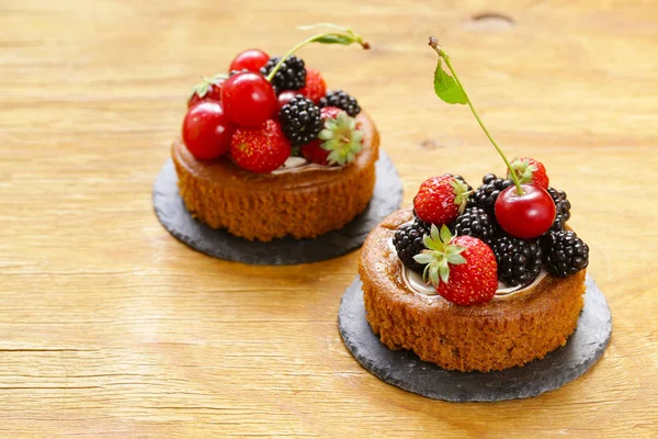 Tartes de chocolate com bagas frescas — Fotografia de Stock