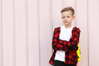 Bir sarışın çocuk rahat tarzı, moda saç kesimi portresi