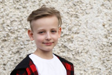 Bir sarışın çocuk rahat tarzı, moda saç kesimi portresi