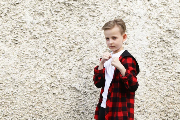 Retrato de un chico rubio estilo casual, corte de pelo de moda — Foto de Stock