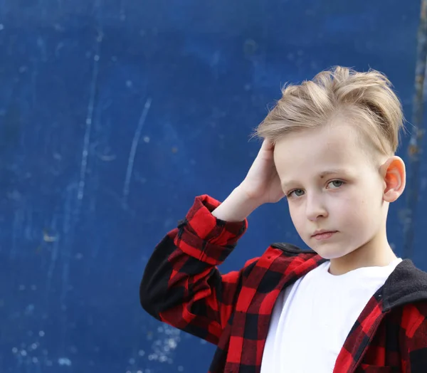 Retrato de um menino loiro estilo casual, corte de cabelo na moda — Fotografia de Stock