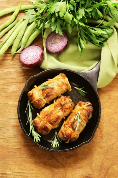 Kızartma tavuk fileto otlar ile rulo