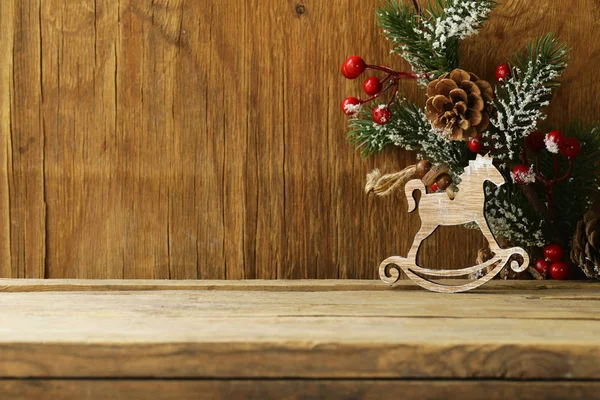 Composição de Natal em um fundo de madeira — Fotografia de Stock