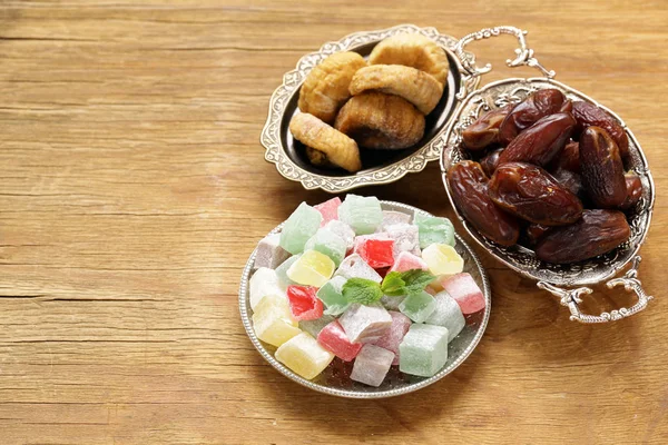 Türkische Süßigkeiten in Silberwaren, traditionelle Leckereien — Stockfoto