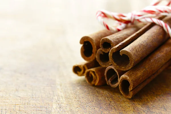 Fragrant sticks of cinnamon on a wooden table — Stock Photo, Image