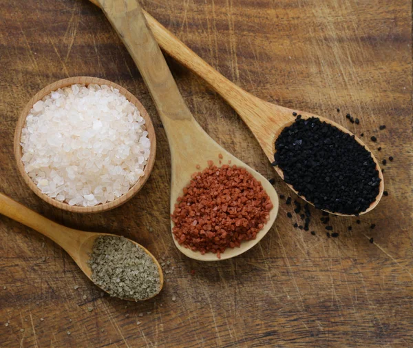Different gourmet varieties of salt - black and red Hawaiian variety — Stock Photo, Image