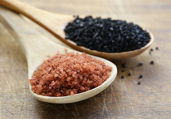 Различные сорта соли для гурманов - черный и красный гавайский сорт — стоковое фото