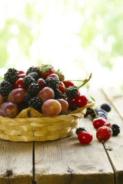 Yaz hasat çilek - ahududu, çilek, üzüm