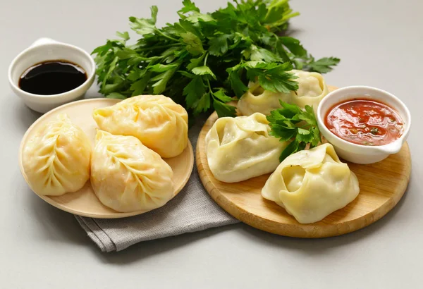 Asian food, manti (dim sum) stuffed with meat and vegetables — Stock Photo, Image