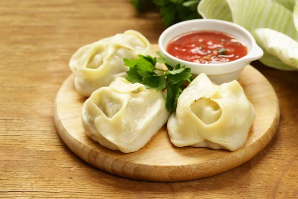 Asian food, manti (dim sum) stuffed with meat and vegetables — Stock Photo, Image
