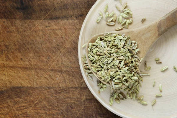 Bir tabloda bir tahta kaşık baharat rezene