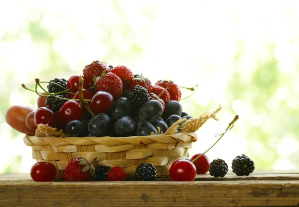 Colheita de verão de bagas - framboesas, morangos, uvas — Fotografia de Stock