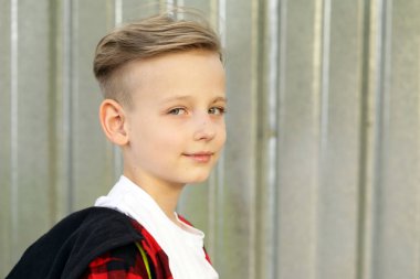 Bir sarışın çocuk rahat tarzı, moda saç kesimi portresi