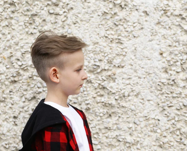 Retrato de um menino loiro estilo casual, corte de cabelo na moda — Fotografia de Stock