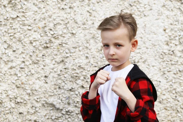 Retrato de um menino loiro estilo casual, corte de cabelo na moda — Fotografia de Stock