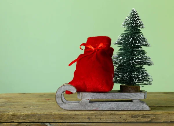 Lustige Weihnachtskomposition, ein Spielzeug-Weihnachtsbaum — Stockfoto