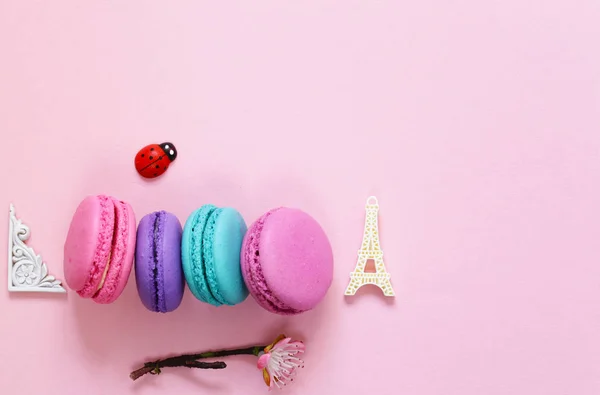 Macarons traditionnels français composition biscuits aux amandes sur fond rose — Photo