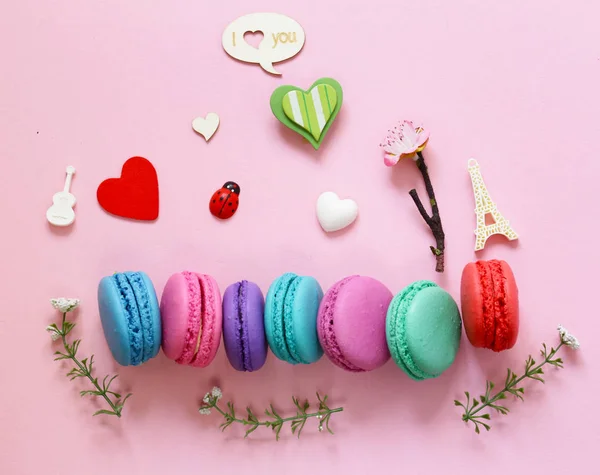 Macaroni francesi tradizionali composizione biscotti alle mandorle su sfondo rosa — Foto Stock