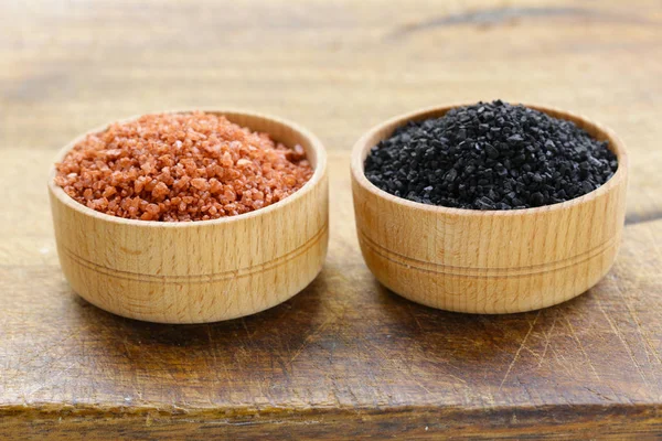 Различные сорта соли для гурманов - черный и красный гавайский сорт — стоковое фото