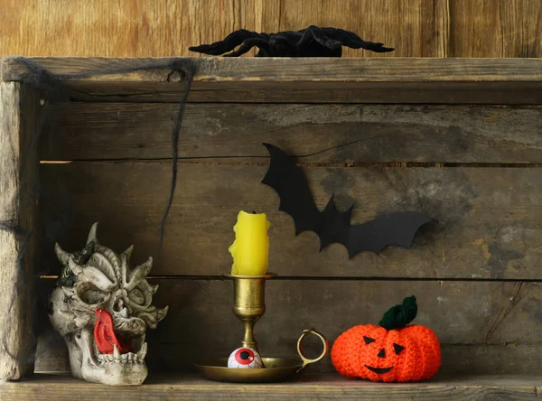 Счастливого Хэллоуина! Состав со страшным черепом для украшения — стоковое фото