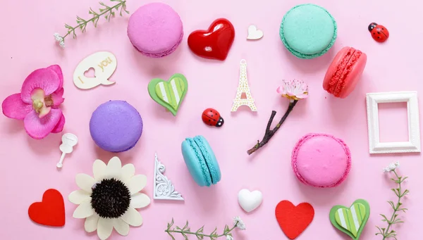 ピンクの背景の伝統的なフランスのマカロン アーモンド クッキー組成 — ストック写真