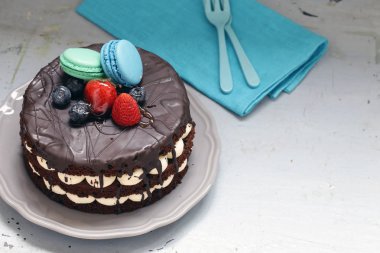 Açık (çıplak) çikolatalı kek vanilyalı krema ile bir tatlı bir tatil için değil.