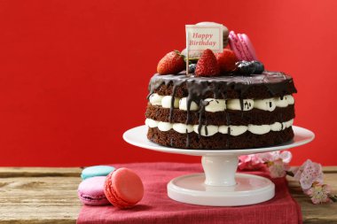 Açık (çıplak) çikolatalı kek vanilyalı krema ile bir tatlı bir tatil için değil.