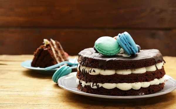 Açık (çıplak) çikolatalı kek vanilyalı krema ile bir tatlı bir tatil için değil.