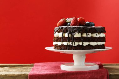 Çikolatalı kek vanilyalı krema ile bir tatlı bir tatil için değil.