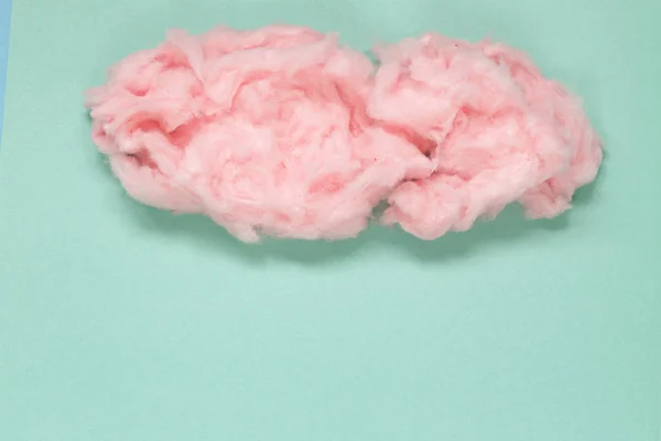 Söta rosa sockervadd på en färgad bakgrund — Stockfoto