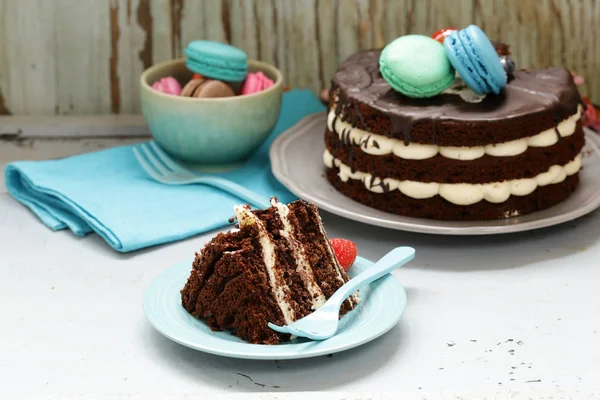 Ciasto czekoladowe z kremem waniliowym jest deser na wakacje — Zdjęcie stockowe