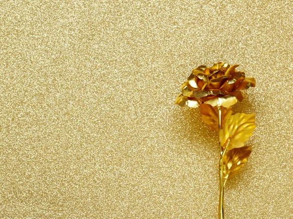 parlak altın zemin üzerine altın çiçek (gül)