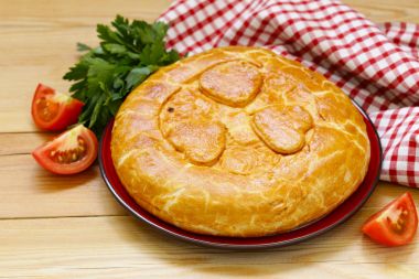 Öğle yemeği için kekikli ev yapımı etli turta.