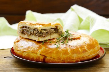 Öğle yemeği için kekikli ev yapımı etli turta.