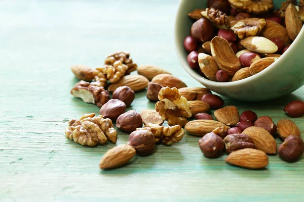 Nüsse mischen - Mandeln, Haselnüsse, Erdnüsse, Walnüsse auf einem hölzernen Hintergrund — Stockfoto