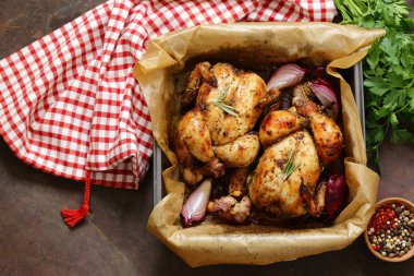 Baharat ve otlar şenlikli bir akşam yemeği için pişmiş tavuk