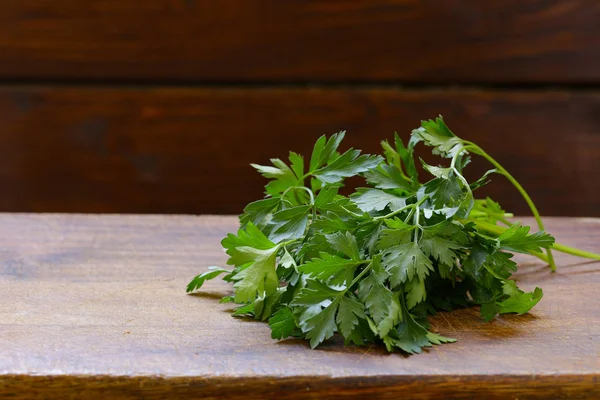 Fresh green parsley on a wooden table — Stock Photo, Image