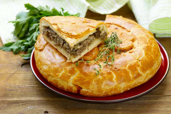 점심으로 만들어 진 고기 파이와 백리향을 곁들인 모습 — 스톡 사진
