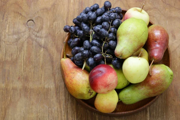 Врожай натюрморт, фрукти на дерев'яному столі — стокове фото