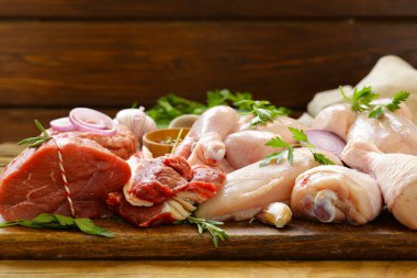çiğ et ürün çeşitliliği - sığır eti, kuzu, tavuk ahşap oyun tahtası