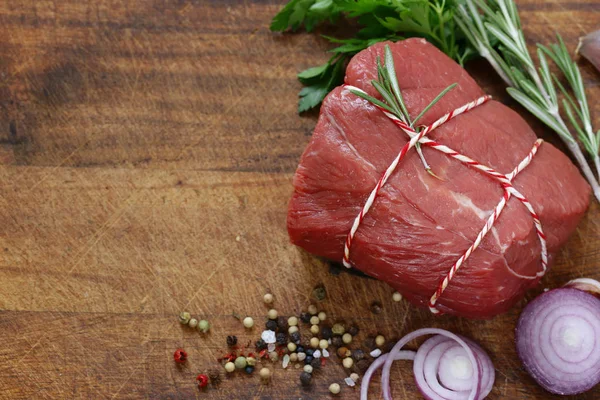 Carne cruda ecológica en una mesa de madera —  Fotos de Stock