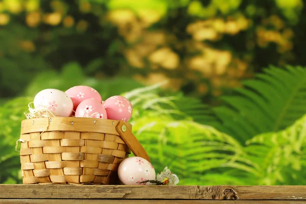 Buona Pasqua! Uova decorative e simboli di vacanza — Foto Stock